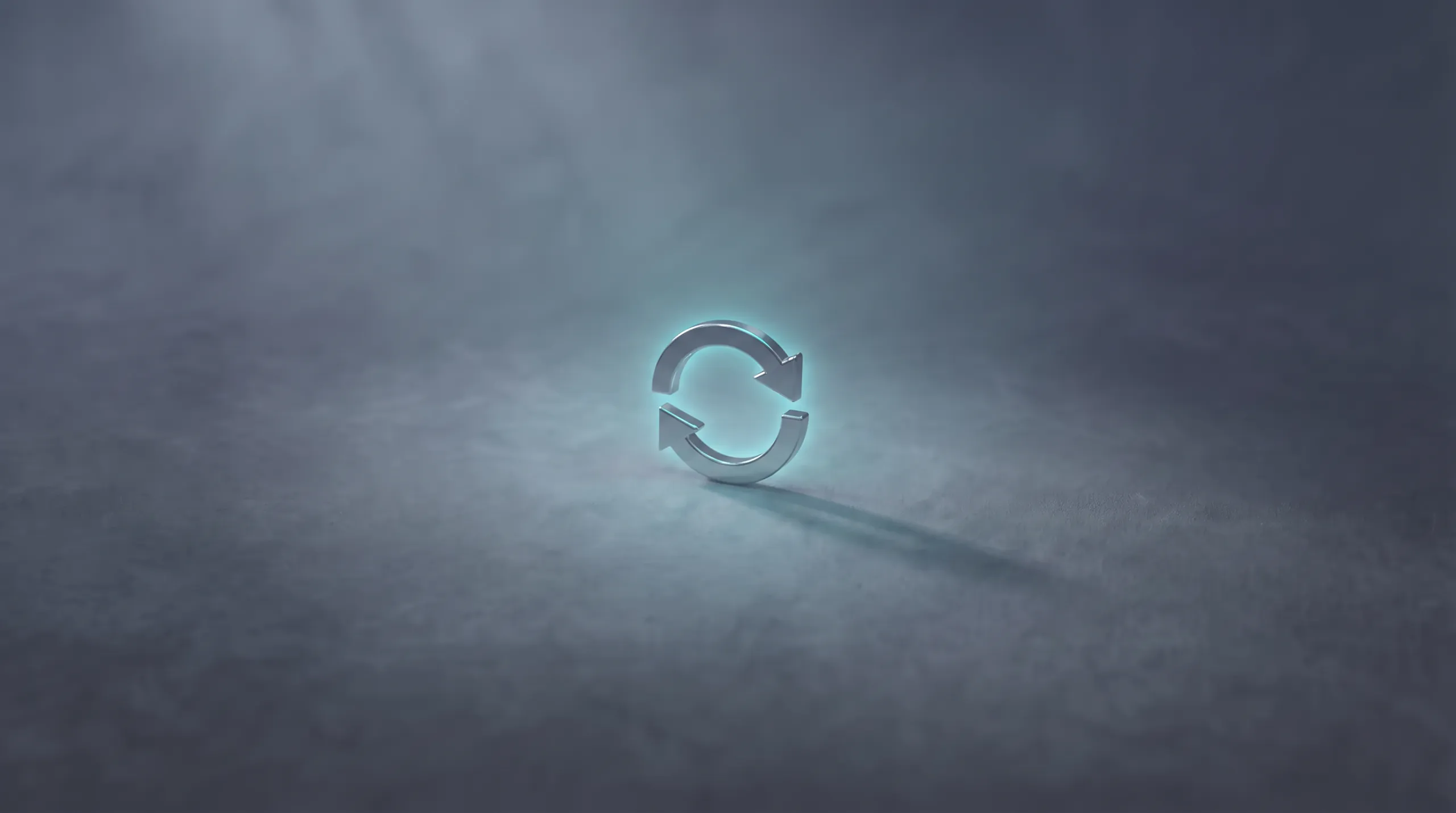 Symbole de flèches circulaires en métal chromé au halo cyan, posé sur un sol gris, image de la refonte d'un site internet