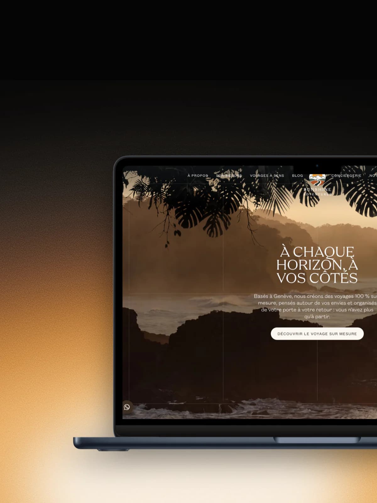 Site de Sunshine Adventures (agence de voyage sur mesure) affiché sur un MacBook