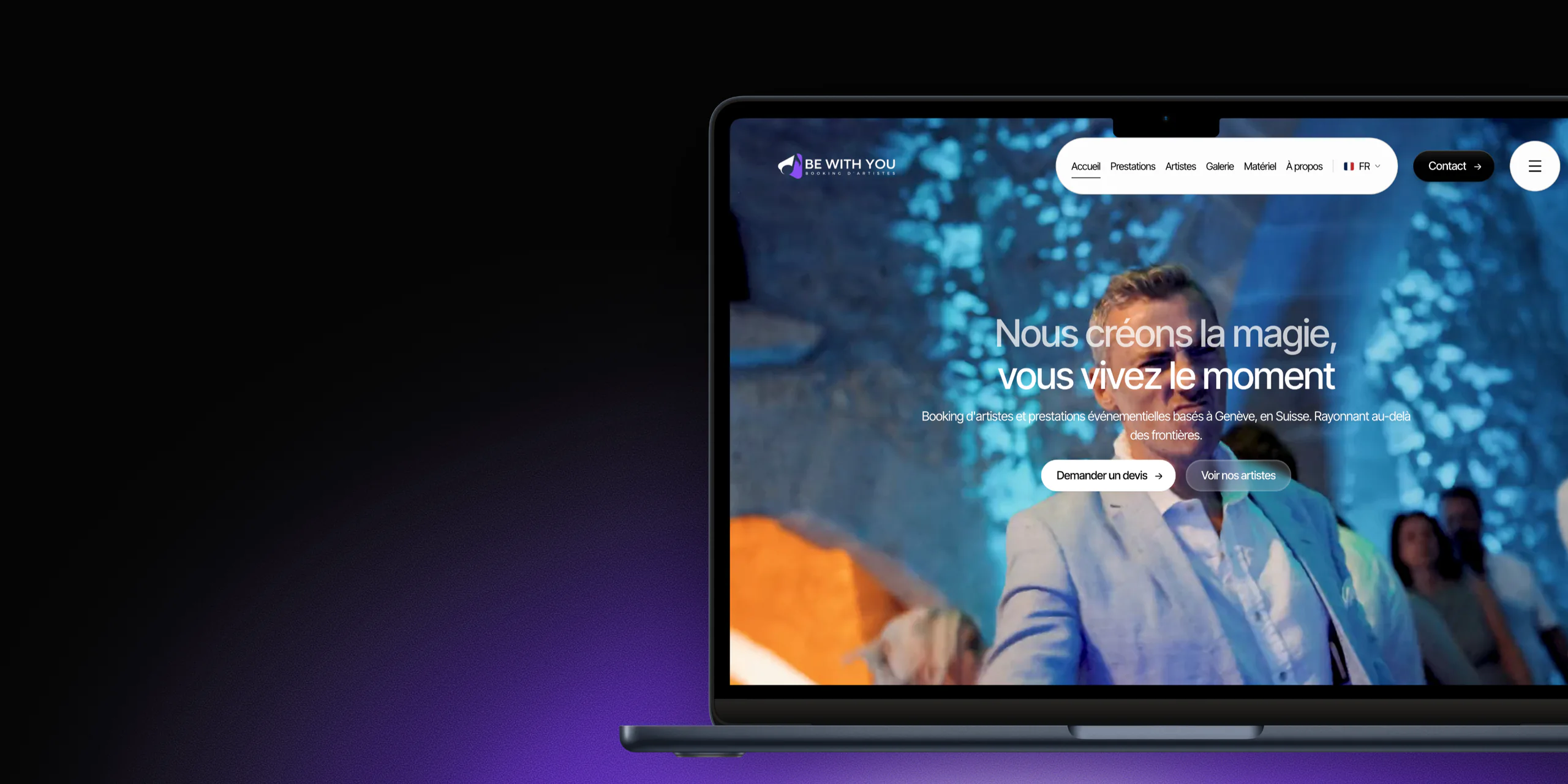 Page d'accueil de Be With You Events sur un MacBook : une foule en soirée sous des lumières bleues et le titre Nous créons la magie, vous vivez le moment