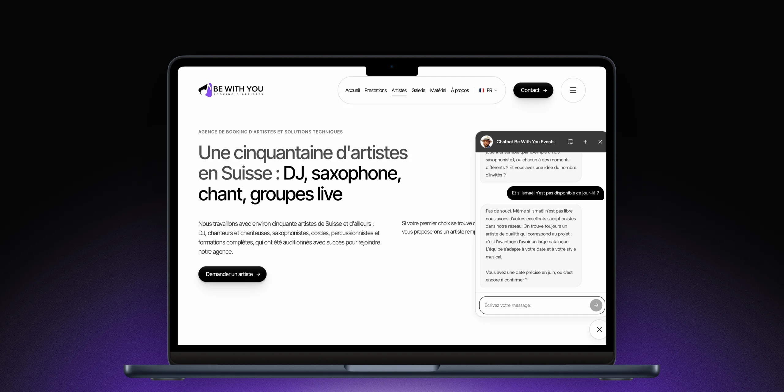 Le chatbot de Be With You Events ouvert sur la page des artistes, sur un MacBook : il répond à une question sur la disponibilité d'un saxophoniste