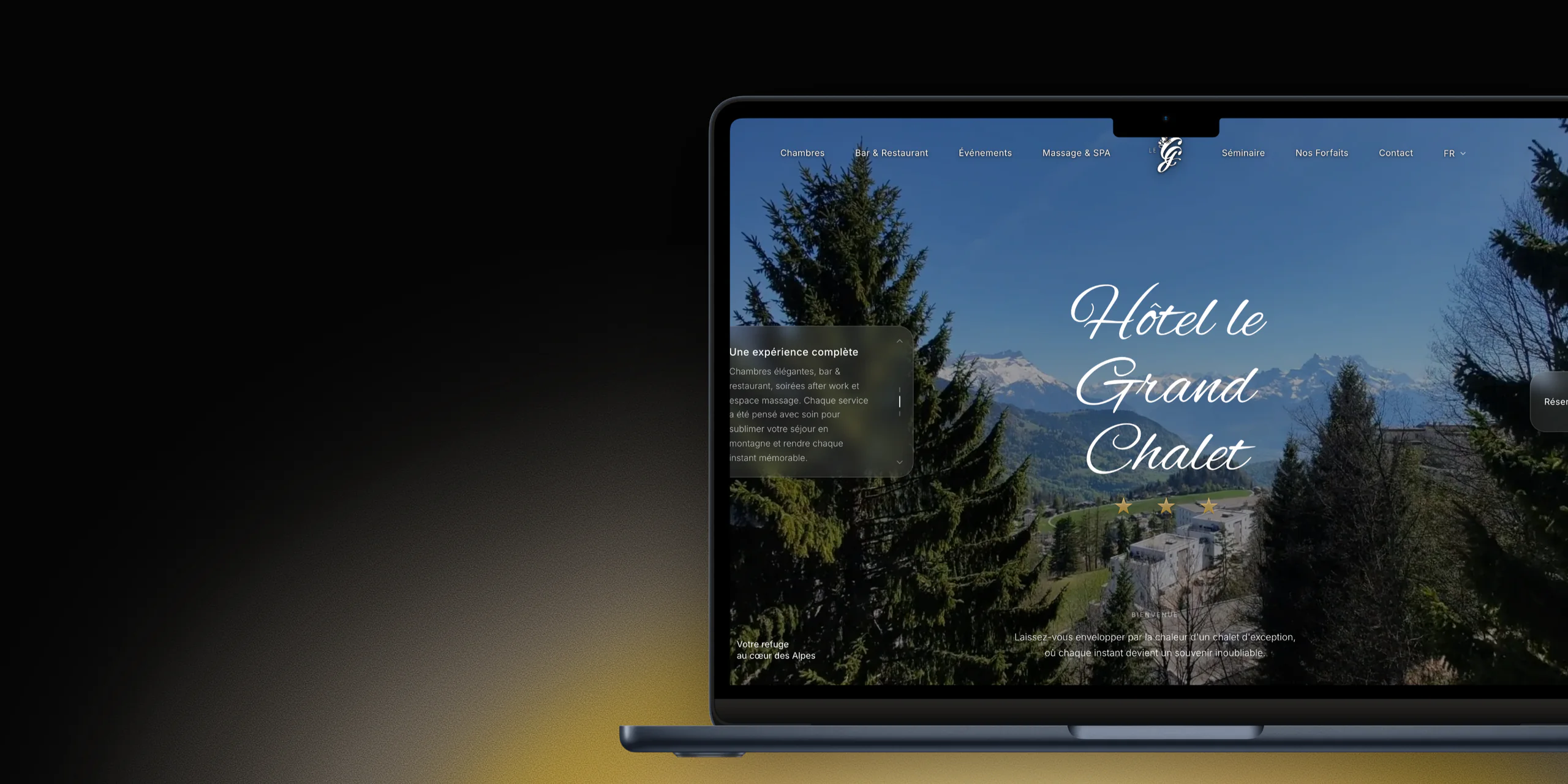 Page d'accueil de l'Hôtel Le Grand Chalet sur un MacBook : le titre manuscrit et les trois étoiles sur un panorama alpin