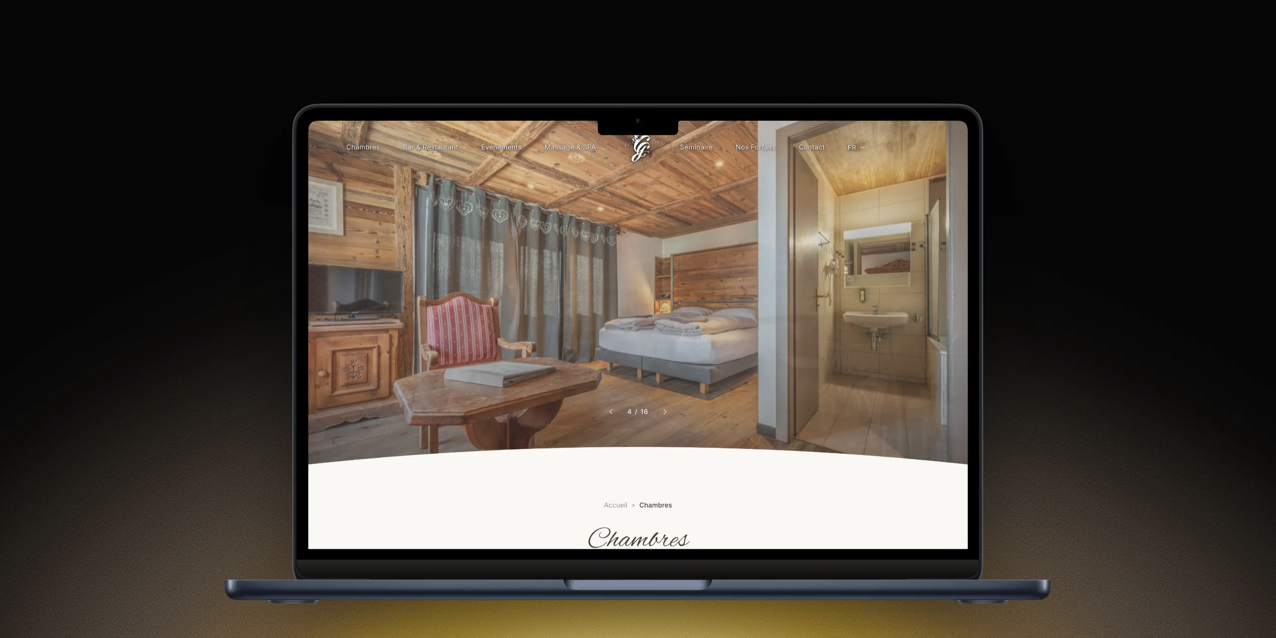 Page des chambres du Grand Chalet sur un MacBook : une chambre en bois avec vue, sous le titre manuscrit Chambres