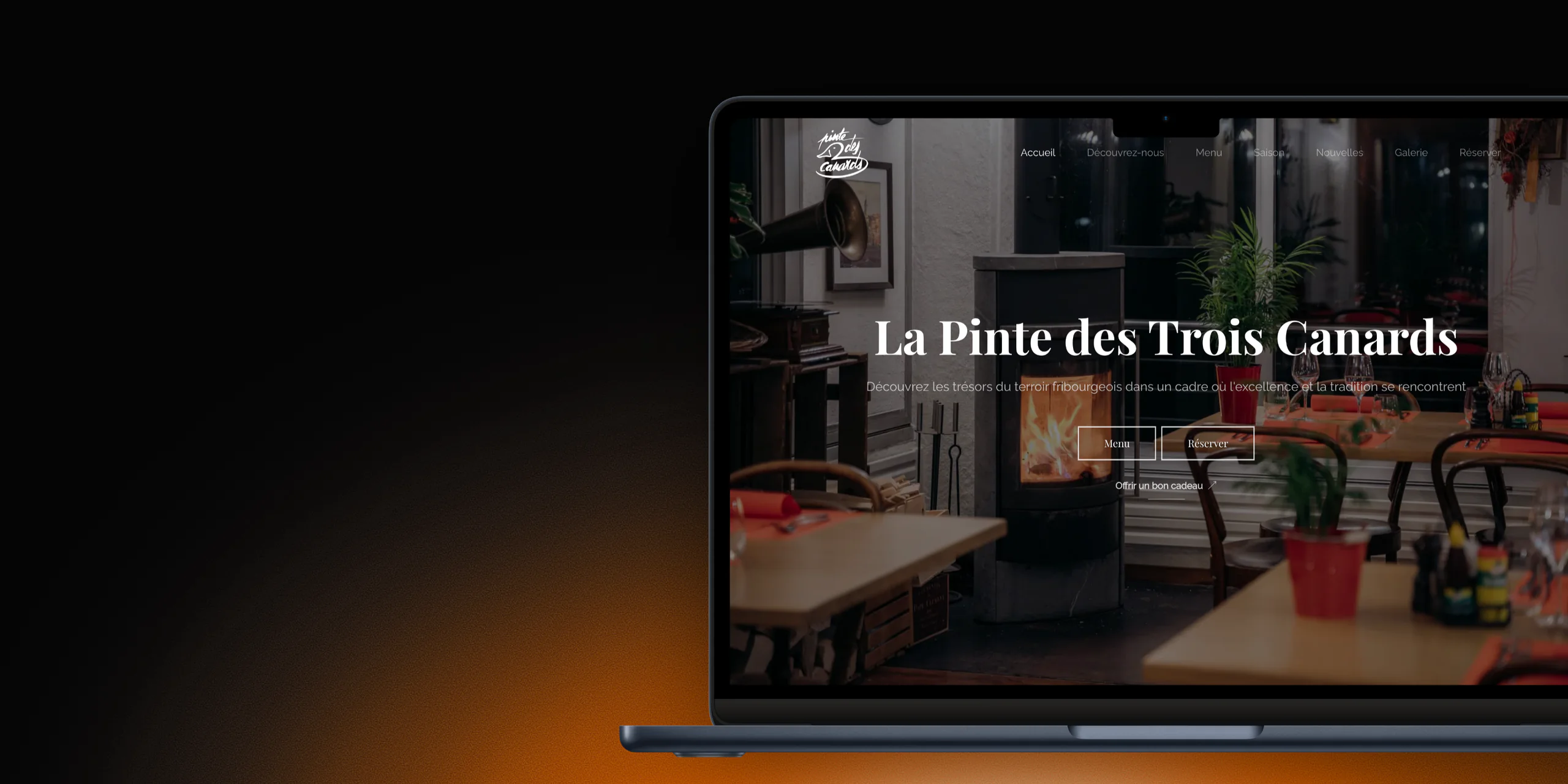 Page d'accueil de La Pinte des Trois Canards sur un MacBook : la salle, le poêle et les boutons Menu et Réserver