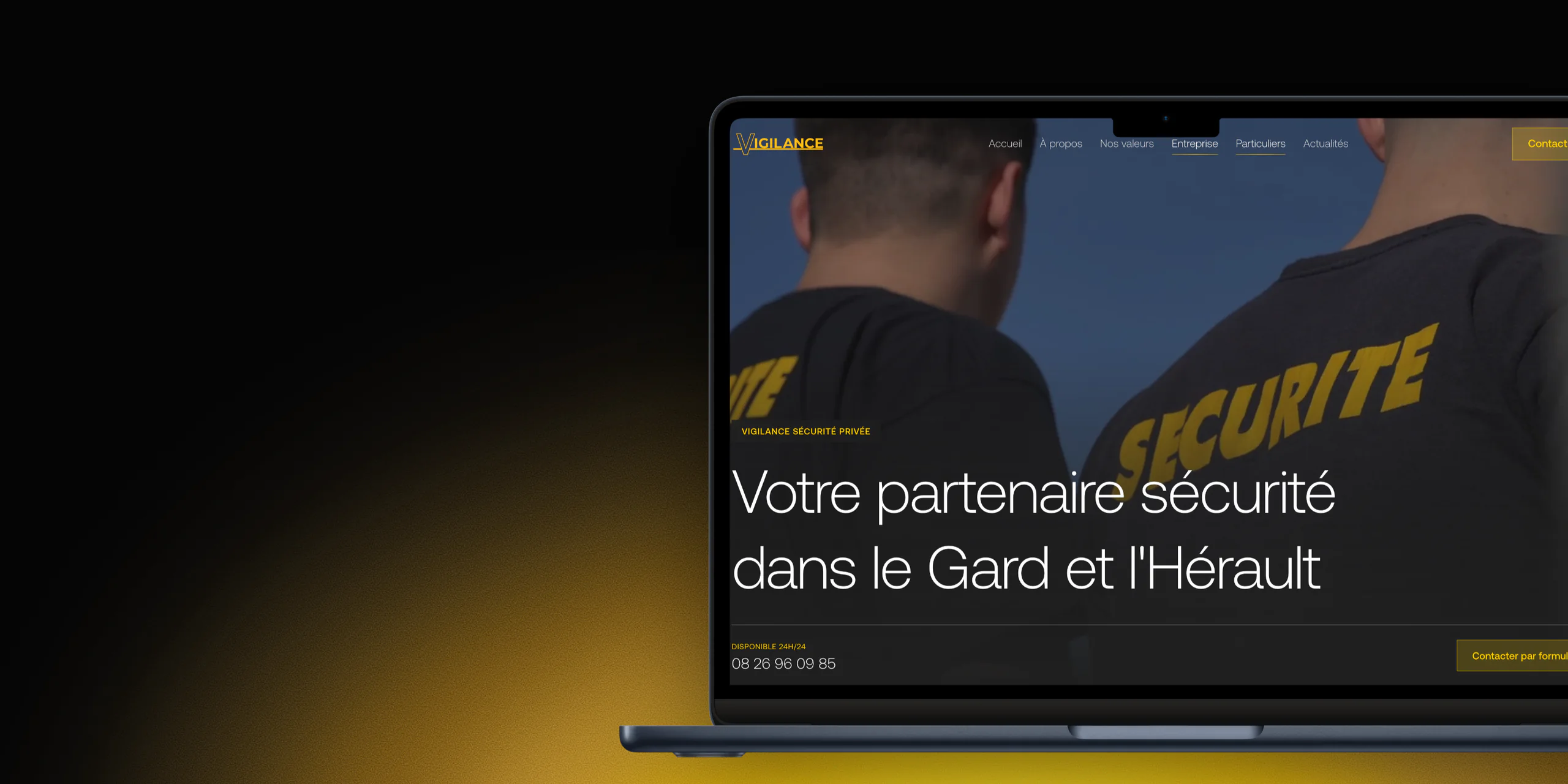 Page d'accueil de Vigilance Sécurité Privée sur un MacBook : deux agents de dos, SECURITE en jaune sur leur t-shirt