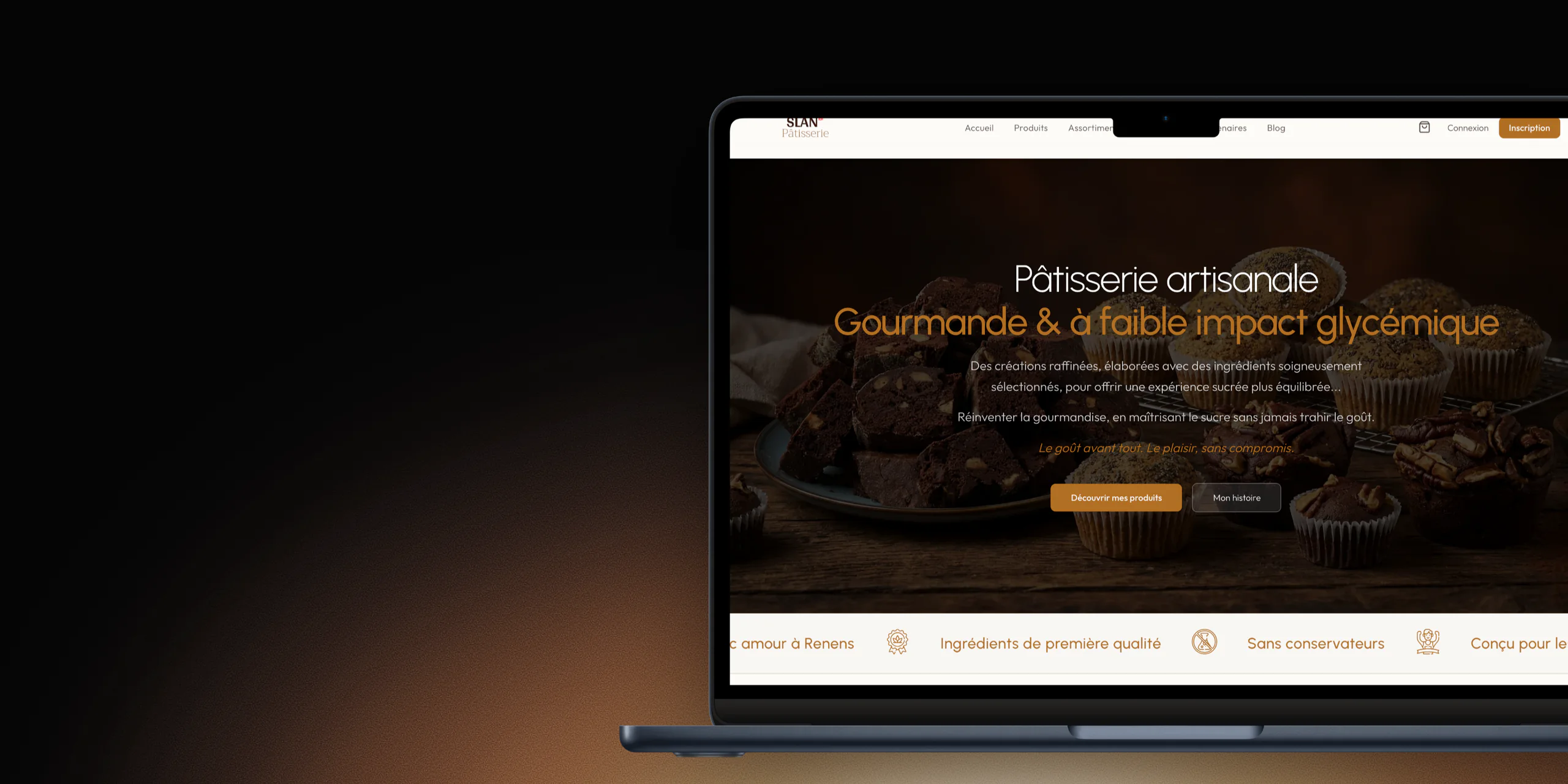Page d'accueil de Slán Pâtisserie sur un MacBook : des muffins au chocolat sur fond sombre et le titre Pâtisserie artisanale, gourmande et à faible impact glycémique