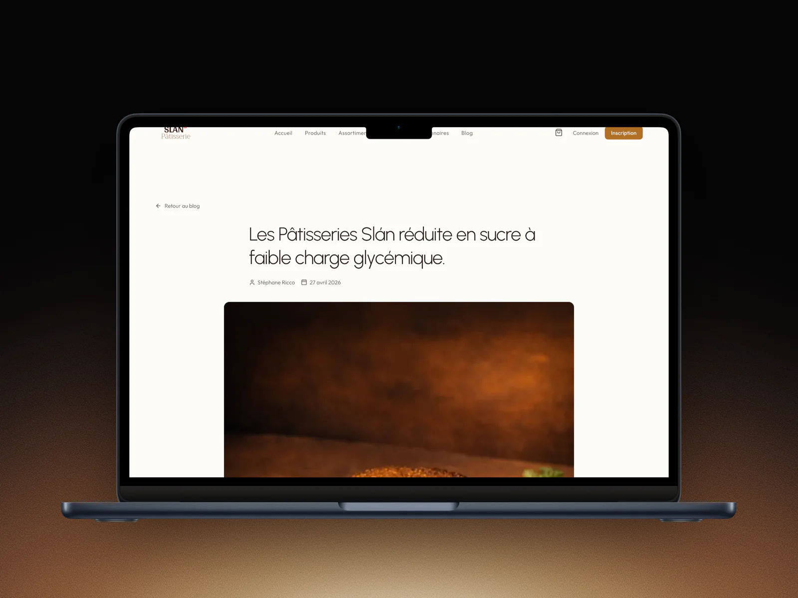 Un article du blog Slán Pâtisserie sur un MacBook : Les pâtisseries Slán réduites en sucre à faible charge glycémique