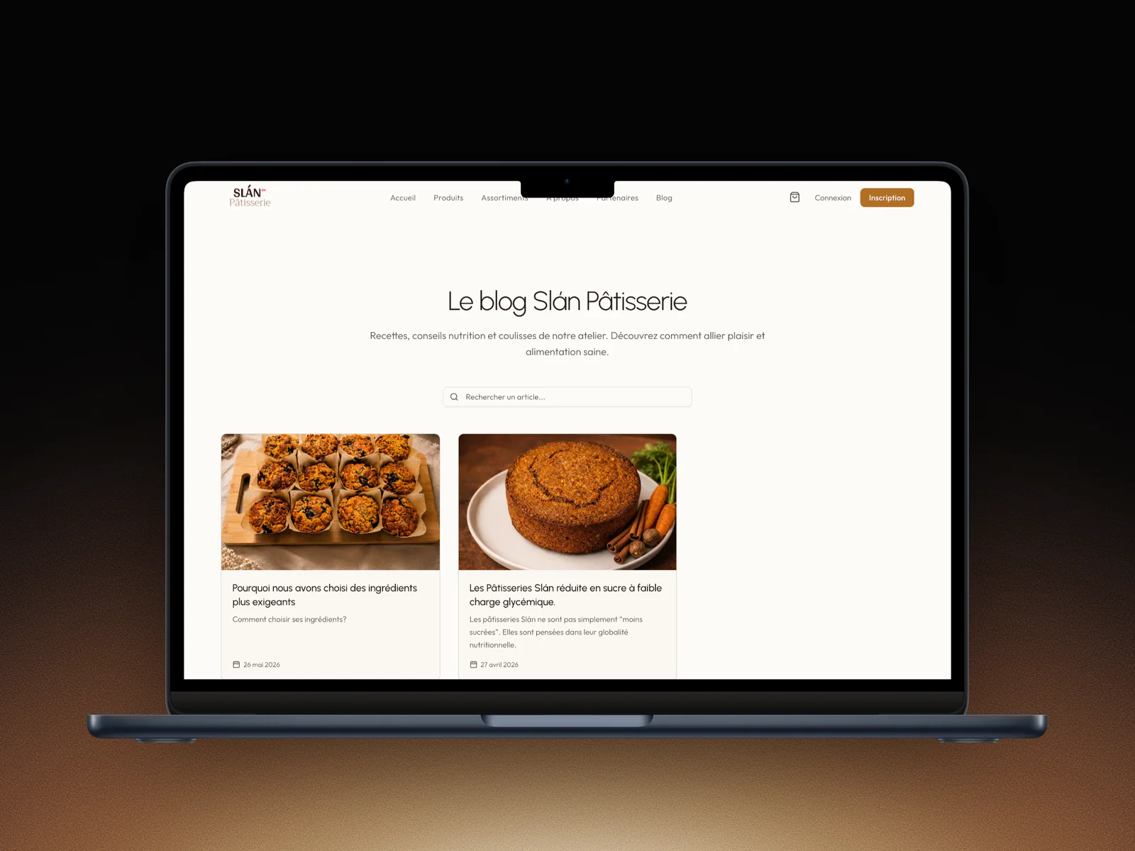 Le blog de Slán Pâtisserie sur un MacBook : deux articles illustrés sur les ingrédients et les pâtisseries à faible charge glycémique