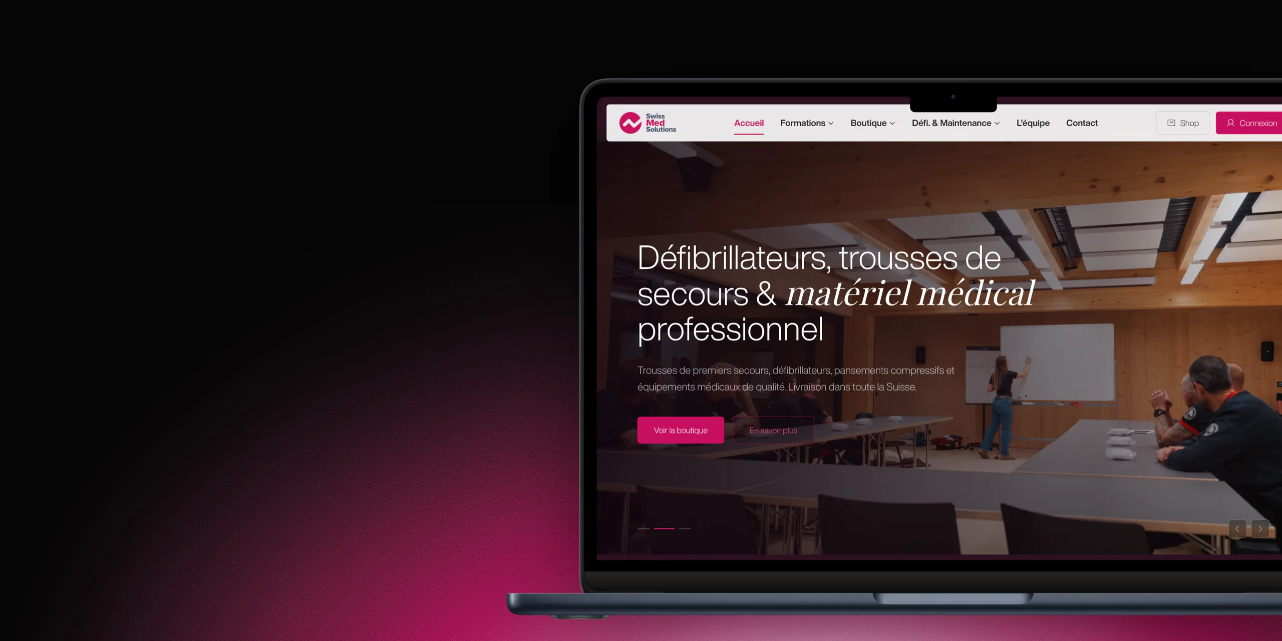 Page d'accueil de SwissMedSolutions sur un MacBook : défibrillateurs, trousses de secours et matériel médical professionnel
